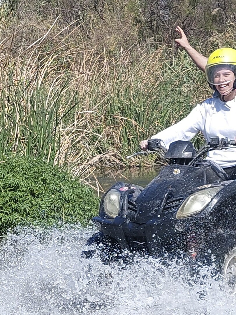 Dos personas disfrutando de una ruta en quad a través de un entorno natural